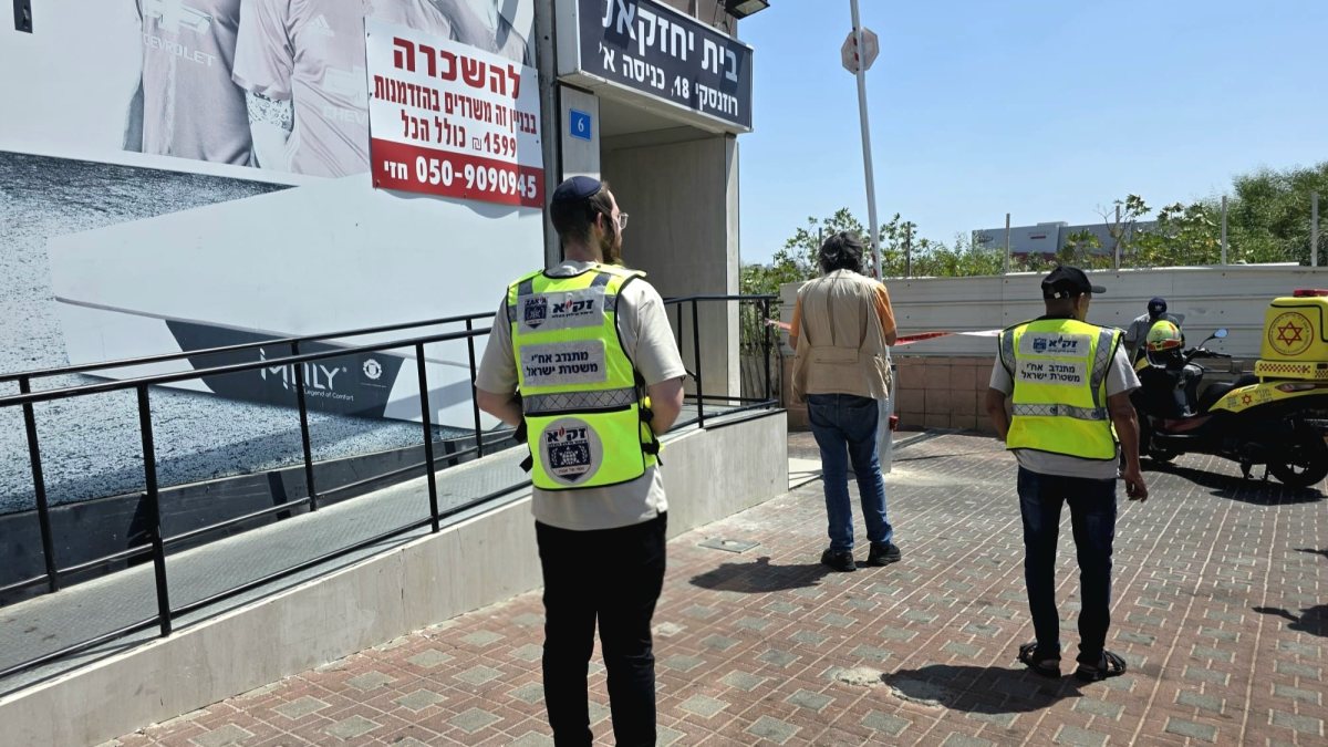 מתנדבי זקא בזירת הרצח בראשון לציון צילום זקא