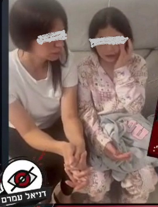  (כיתוב לתמונה: הילדה ואמה בתמונה מתוך הסרטון. אנו מתעקשים לטשטש את פניהן כפי שכללי המקצוע דורשים, למרות שהאם ויתרה על זכות זו מיוזמתה)