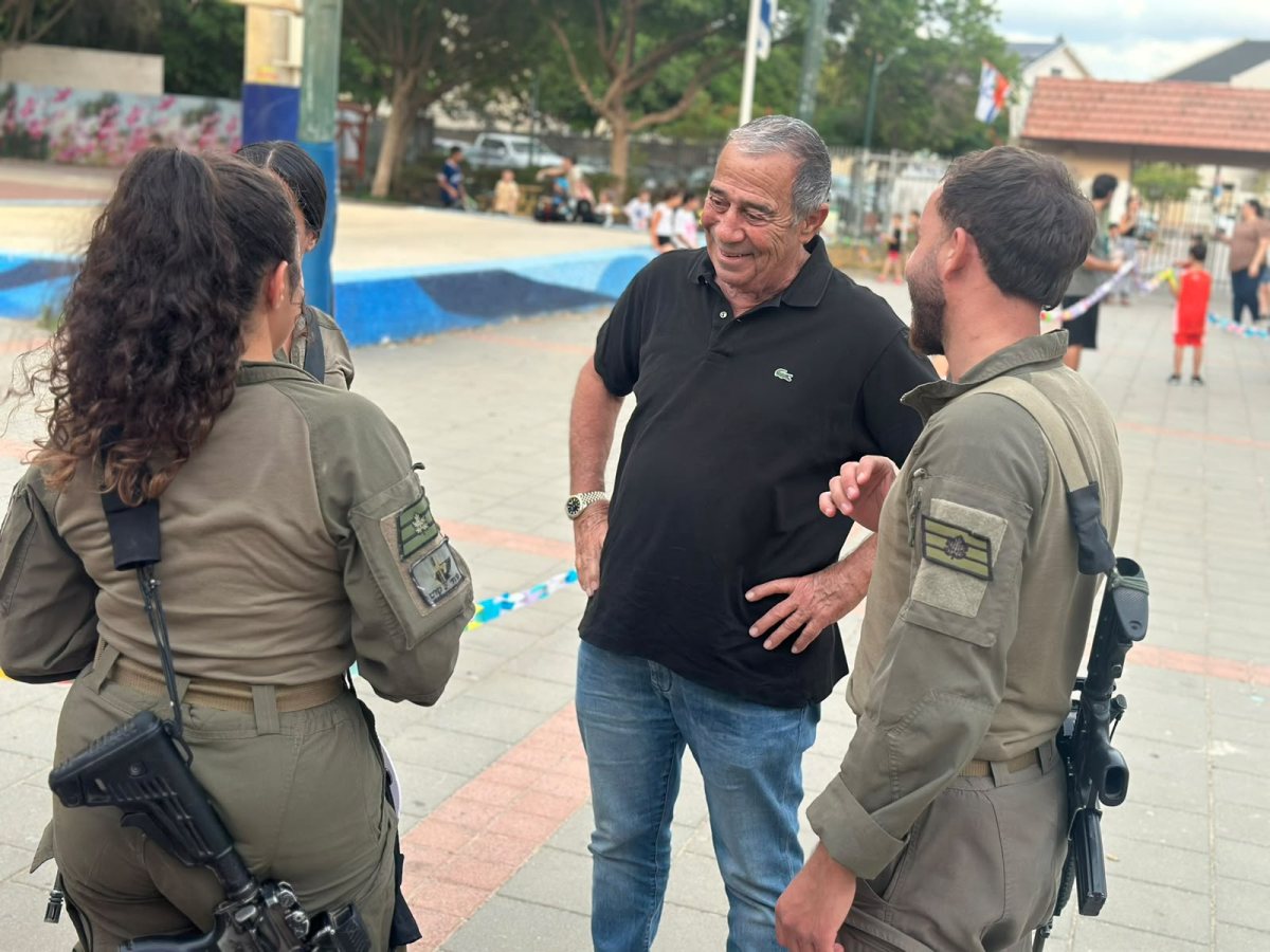 שרשרת עד החזית: ילדי נס ציונה ולוחמי צה״ל הכינו יחד קישוט ענק לסוכת החיילים