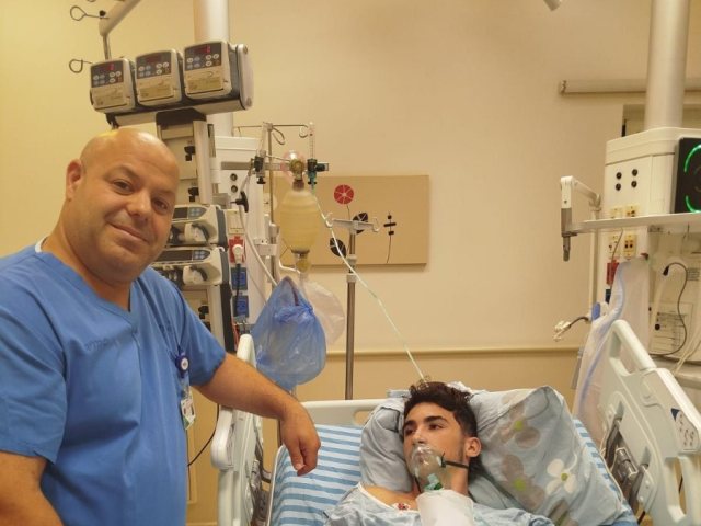  ד״ר אלון בר מנהל יחידת הטראומה במרכז הרפואי קפלן יחד עם יהושי לובטון בן 16 מראש העין.