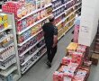 התיעוד המפחיד נחשף: החשוד עם חומרי ההרדמה בדרכו למדף מחית התינוקות