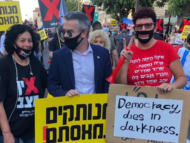 חה"כ טופורובסקי מפגין, ארכיון