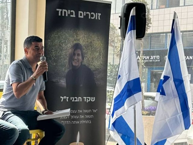 יוסי חבני מספר לתלמידי בתי"ס על בתו, שקד ז"ל. (ארכיון)