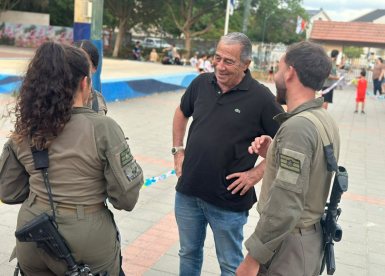 שרשרת עד החזית: ילדי נס ציונה ולוחמי צה״ל הכינו יחד קישוט ענק לסוכת החיילים