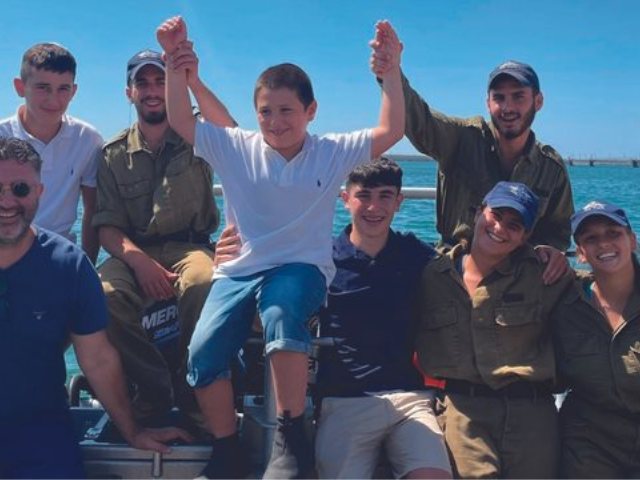 משפחת ברדוגו והחיילים - צילום דובר צה"ל
