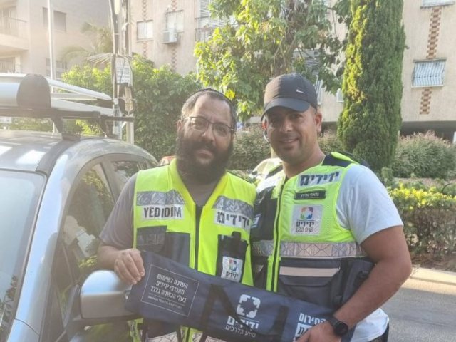 אלירן ותארי מנהל סניף ידידים רחובות יחד עם מלאכי שאער חלצו בשלום ילדה בת 6 קרדיט ידידים 