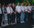 מאות מתושבי גן יבנה לקחו יחד עם המשפחות השכולות חלק בעצרת מרכזית מרגשת לציון השבעה באוקטובר ומלחמת חרבות ברזל
