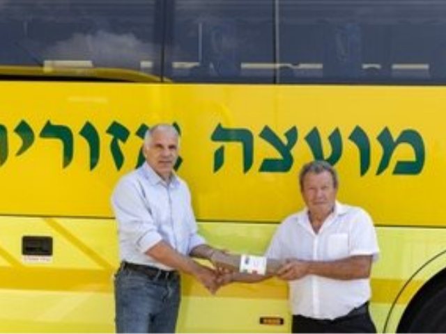 צילום יחצ משמאל: יוסי סיני אחראי על התחבורה, מועצת גן רווה, שלמה (מוני) אלימלך, ראש מועצת גן רווה.