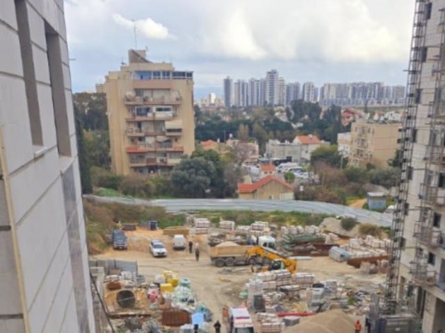 פועל (בן 49) נפצע בינוני כתוצאה מתאונת עבודה באתר בנייה ברחוב שביט בבאר יעקב. קרדיט איחוד הצלה