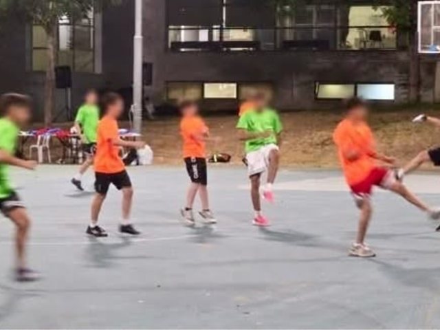בני נוער בלילה במגרש בלב המושבה