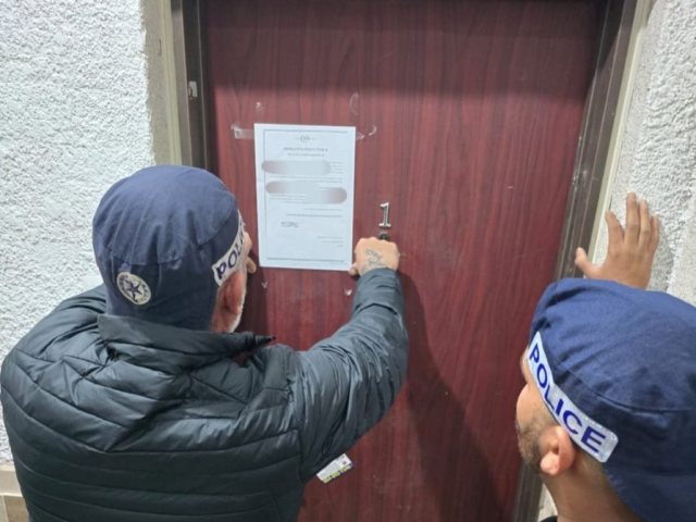 סכנה ברחובות: נחשפה דירת מגורים ששימשה להלנת שב"חים מיהודה ושומרון צילום דוברות המשטרה 