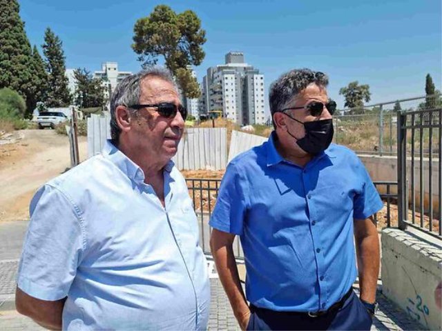 בשיא השרב נערכים לחורף שמואל בוקסר וניסים גוזלן 