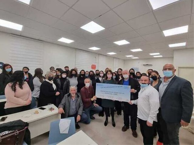 מצטיינים ומרוויחים צוות החינוך עם הפרס צילום יחצ 
