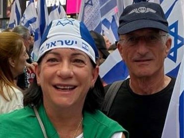 דפנה ובעלה נדב הטייס לשעבר, מפגינים השבוע.  
