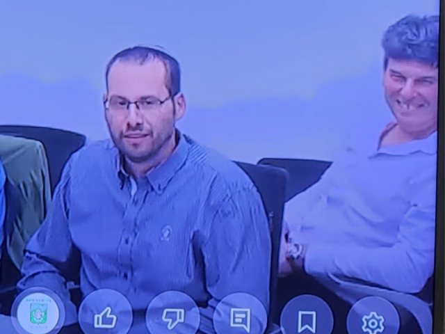  צילום מסך מהישיבה: מימין ערן לבב הפורשלבב ו