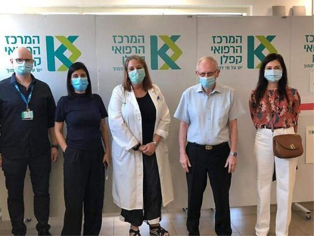 פרופ׳ אהוד דודסון  בביקור במחלקת הקורונה של המרכז הרפואי קפלן צילום קרדיט צילום: המרכז הרפואי קפלן