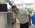 הרב משה מוראדי במהלך הכשרת מטבח