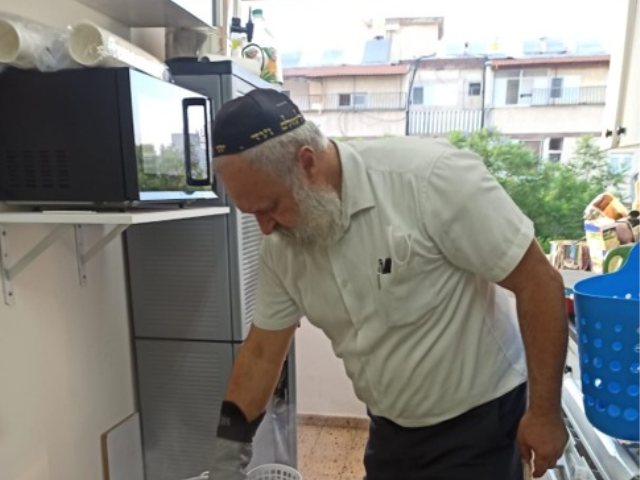 הרב משה מוראדי במהלך הכשרת מטבח