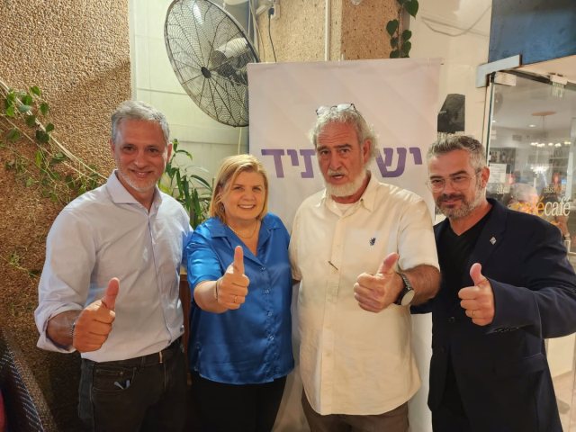 קורצי שלנו יחד עם אורנה ברביבאי ובועז טופורובסקי יש עתיד בנס ציונה 