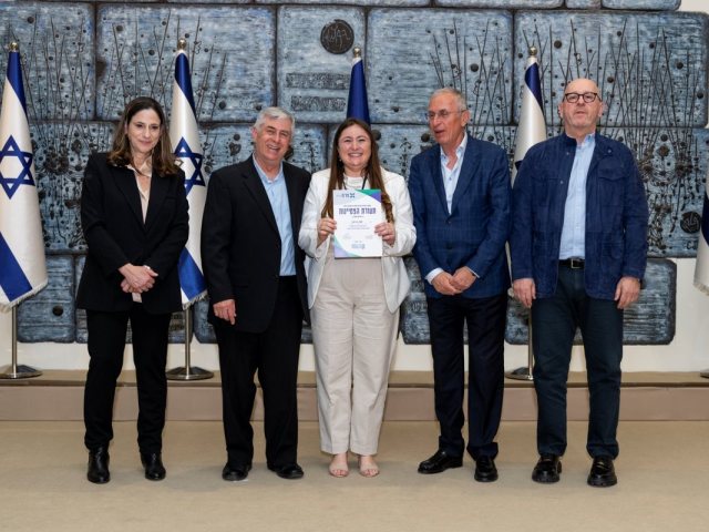 עדן מיסון מקבלת את תעודת ההצטיינות קרדיט צילום: ניר וידלץ.