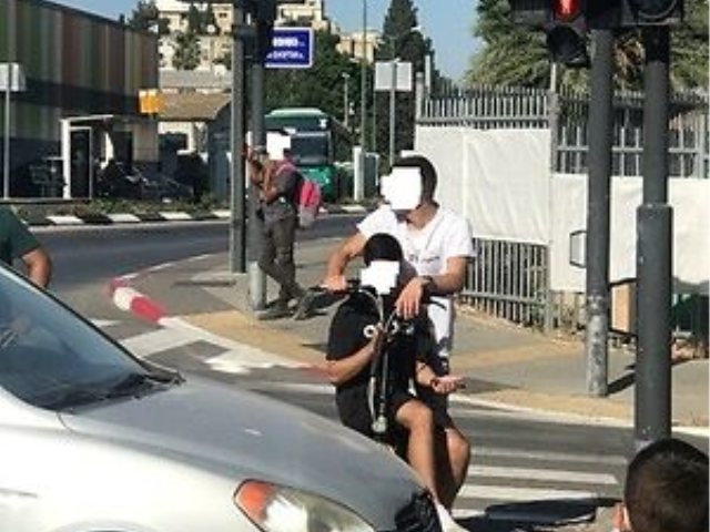 רחובות - מרכיב בניגוד לחוק ללא קסדה   צילום   עמותת אור ירוק