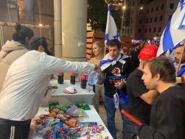 חרדים מקבלים אמש את פני המפגינים.פייסבוק לפי ס. 27