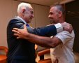 יניב חיון גיבור האירוע ותושב נס ציונה עם ראש הממשלה צילום קובי כגדעון לעמ