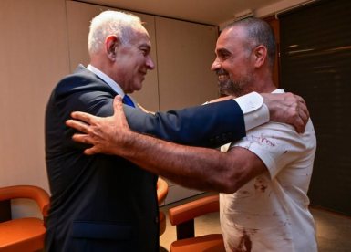 יניב חיון גיבור האירוע ותושב נס ציונה עם ראש הממשלה צילום קובי כגדעון לעמ