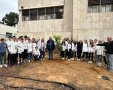  ראש העיר שמואל בוקסר והתלמידים עם העץ הראשון שניטע בחורשת החטופים