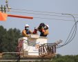 עובדי חברת חשמל בעבודות תחזוקה צילום יוסי וייס