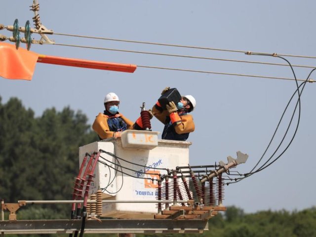 עובדי חברת חשמל בעבודות תחזוקה צילום יוסי וייס