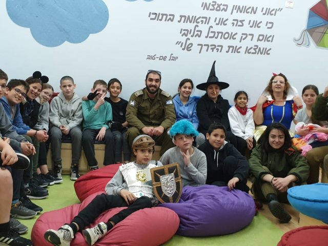 שיח החיילים והתלמידים בבי"ס סביונים. צילום עצמי 