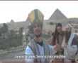 אוהד הנווד מנס ציונה בתפקיד פרעה על רקע הפירמידות של גיזה - צפו בווידאו 