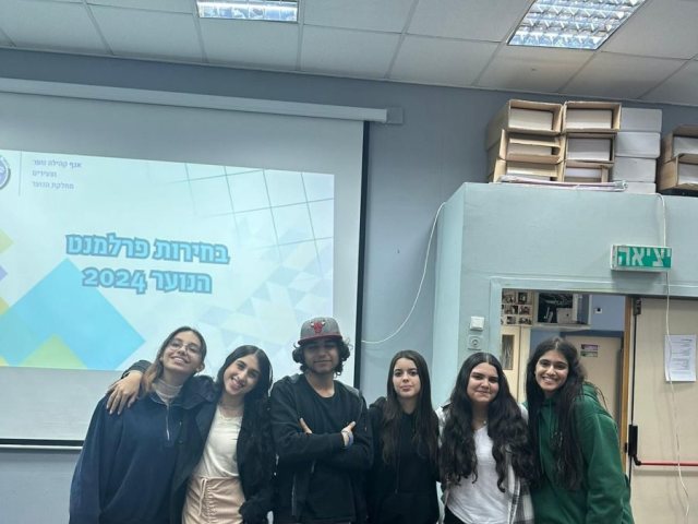 פרלמנט הנוער החדש של נס ציונה בתמונה קבוצתית - בהצלחה!