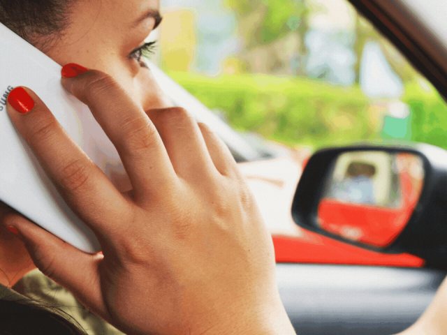 דוחות תנועה בנס ציונה:בכל יום נרשמים 2 דוחות על שימוש בסלולר בעת הנהיגה canva