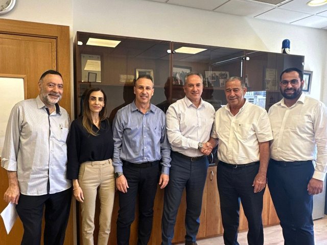 נציגי עיריית נס ציונה עם נציגי המשרד מסכמים על פתיחת סניף משרד הפנים בנס ציונה 
