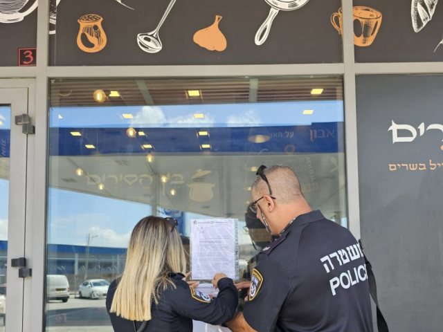  צו סגירה למשך 10 ימים למסעדה ביבנה לאחר שבמקום הולן שוהה בלתי חוקי צילום דוברות המשטרה 