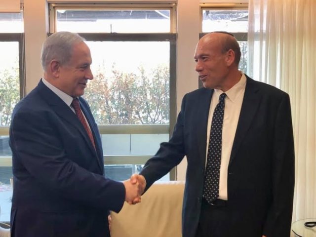 מבקר המדינה עם רוה"מ. צילום: דף הפייסבוק של נתניהו 