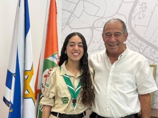 עדי עם ראש העיר.