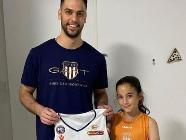 רז אדם מפתיע ומרגש את עומר האוהדת של עירוני נס ציונה צילום מתוך פייסבוק 