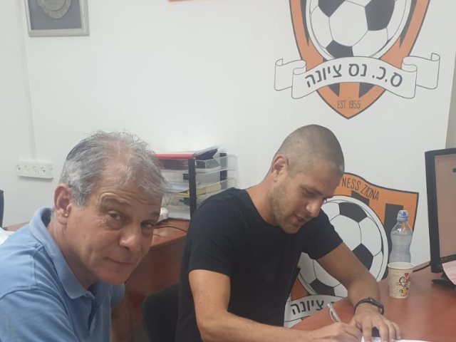 אורי גוטמן, מאמנה החדש של הסקציה במעמד החתימה. צילום: סקציה נס-ציונה