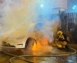 צפו: טסלה יוקרתית עלתה באש בשכונת רמות בבאר שבע – נבדק חשד להצתה פלילית