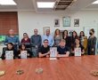 אלופי ההתרמה במבצע "הקש בדלת" - אורי דמרי, שירה בורוכוב ונועה באיו מביה"ס בן יהודה ואלון פיילר ואראל שוורץ מביה"ס בן גוריון 