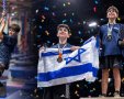 רואי על הדוכן, עם סגנו, ישראלי אף הוא. ובאימון.