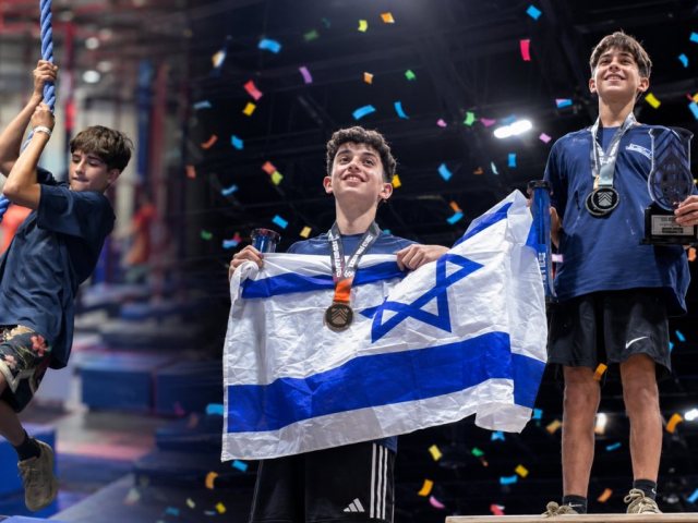 רואי על הדוכן, עם סגנו, ישראלי אף הוא. ובאימון.
