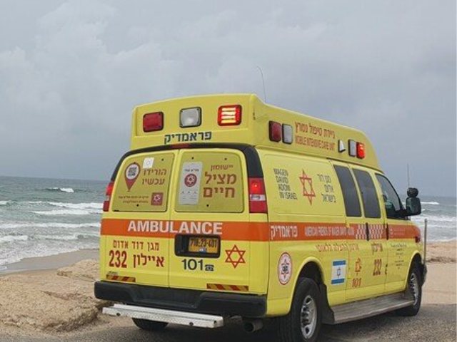 טיפים חשובים למזג אוויר שרבי ניידת טיפול נמרץ של מדא בחוף הים - צילום דוברות מדא