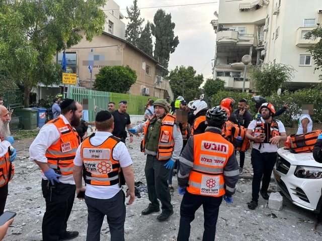 איחוד הצלה נפילת טיל ברחובות: העירייה מפנה את הדיירים למלון. בבית החולים קפלן מטפלים בפצועים