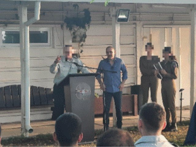 יוסי פיצחדזה סמנכ"ל בצוות 3 מקבל את תעודת ההוקרה