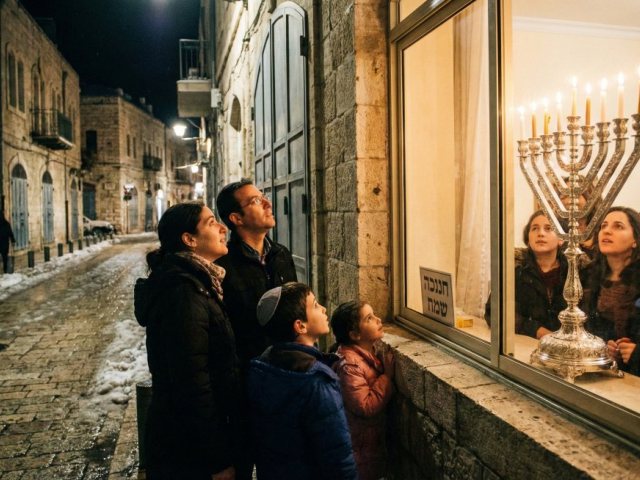 סיור חנוכיות לתושבות נס ציונה - בעקבות נשים בשכונת נחלאות ירושלים