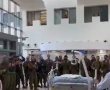 צפו: כך מקבלים החיילים את מפקדם שנפצע בקרבות בעזה (וידאו)